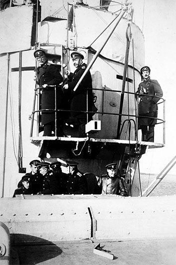Адмирал Михаил Коронатович Бахирев (в центре) `на кормовом мостике линкора типа «Севастополь»