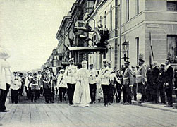 Прибытие Государя Императора и Высочайших Особ `на торжество освящения храма 31 июля 1911 г. — увеличить
