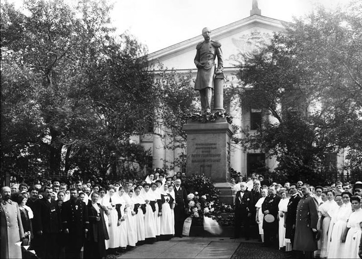 У памятника П.Г. Ольденбургскому перед Мариинской больницей `в день 100-летия со дня его рождения. Санкт-Петербург. 1912 г.