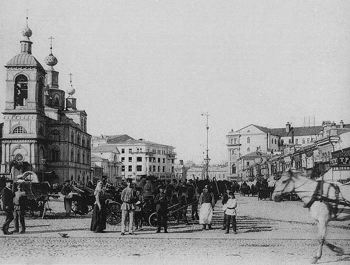 Охотный ряд. Слева — церковь Параскевы Пятницы, справа — `торговые ряды Охотного ряда (Москва, конец XIX века)
