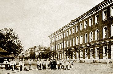 Елисаветградское кавалерийское юнкерское училище` (фото конца XIX века, г. Елисаветград) — увеличить