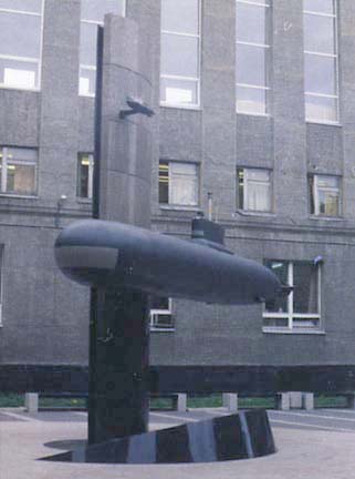 Памятник у здания ЦКБ «Рубин» — пл «Дельфин» (вверху) `и апл «Акула» в одном масштабе (С.-Петербург, 2000 г.)