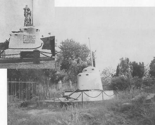 Рубка подлодки «Камбала» на братской могиле `погибшего экипажа (Севастополь, фото 2003). `Слева вверху первоначальный вид памятника.
