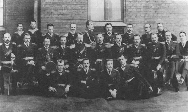 Капитан-лейтенант Клочковский (в центре) `с группой офицеров-подводников. 1912 г.