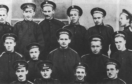 И.И. Ризнич (в центре) среди кадет `Императорского Морского корпуса